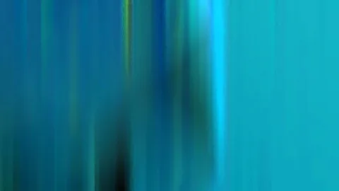 Abstrakte Komposition aus vertikalen, verwischten Streifen in Blau und Türkis, links dunkler, rechts eine helle, gleichmäßige Fläche.