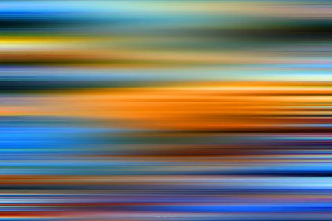 Abstrakte horizontale Streifen aus Orange, Blau, Gelb und Dunkelblau, die wie verwischte Lichtbahnen wirken.