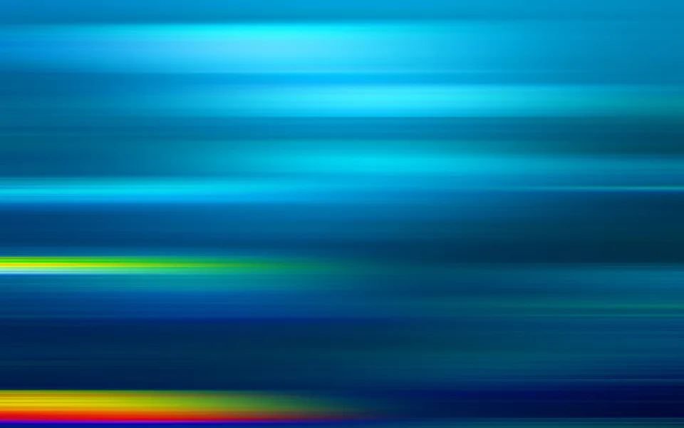 Abstrakte Komposition aus horizontalen, unscharfen Lichtstreifen in verschiedenen Blautönen, durchzogen von einzelnen gelben, grünen und roten Linien am unteren Rand.