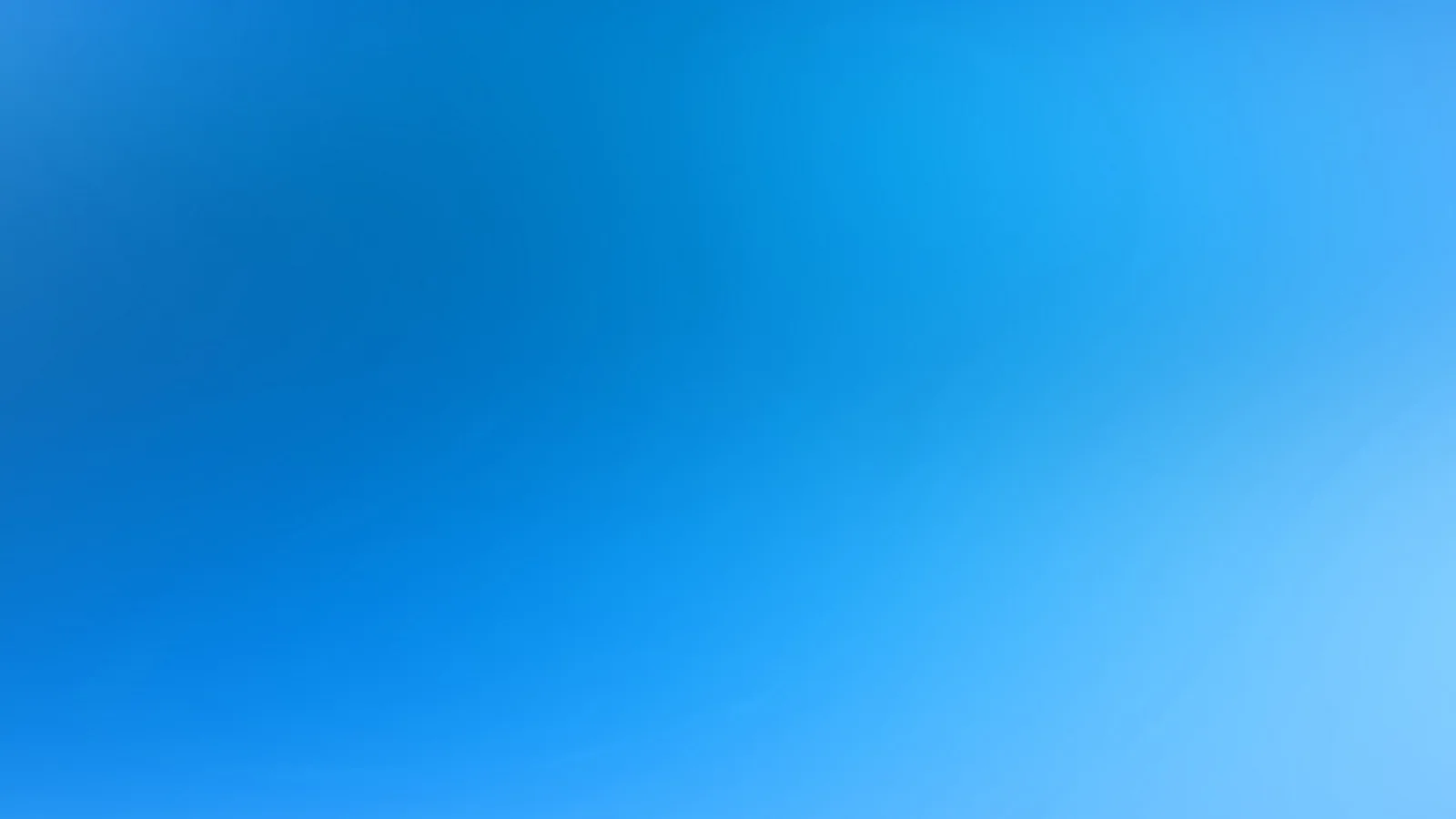 Weicher Farbverlauf von tiefem Blau links oben zu hellem Hellblau rechts unten, rechts unten ein leichter Lichtschimmer.