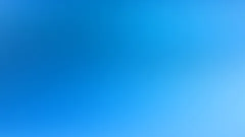 Weicher Farbverlauf von tiefem Blau links oben zu hellem Hellblau rechts unten, rechts unten ein leichter Lichtschimmer.