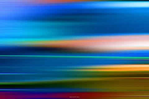 Horizontal verwischte Streifen in Blau, Orange und Grün, dazwischen helle Akzente.