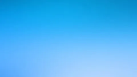Helblauer Farbverlauf, oben kräftiger Blauton, unten zu hellem Hellblau aufgehellt, ohne erkennbare Motive.