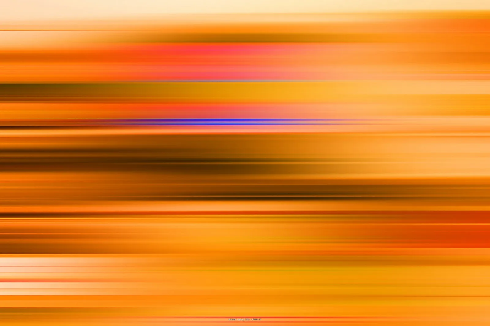 Abstrakte horizontale Streifen in Orange, Gelb und Rot mit einzelnen blauen und pinken Linien, verwischt wie eine Bewegungsunschärfe.
