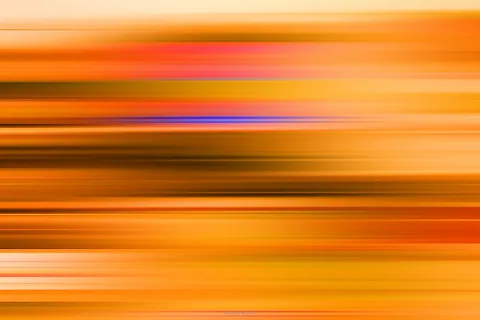 Abstrakte horizontale Streifen in Orange, Gelb und Rot mit einzelnen blauen und pinken Linien, verwischt wie eine Bewegungsunschärfe.