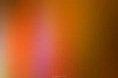 Weicher Farbverlauf von Orange über Rosa bis Dunkelbraun, am linken Rand heller