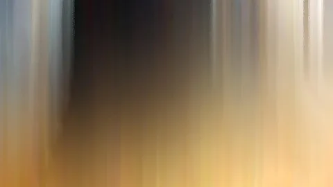 Abstrakte Komposition aus vertikalen, verwischten Streifen in Grau, Schwarz und Goldgelb, nach unten heller werdend.