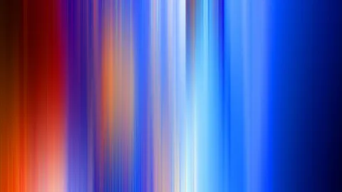 Abstrakte Komposition aus senkrechten, verwischten Farbstreifen: links rot und orange, in der Mitte violett und hellblau, rechts tiefes Blau, das nach außen dunkler wird.