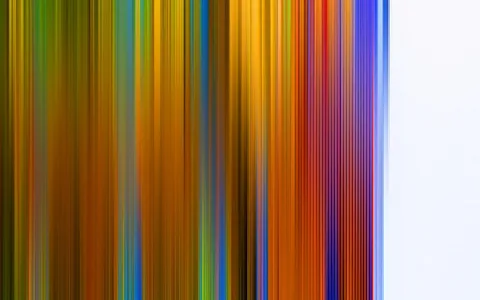 Vertikal verwischte Farbstreifen in Gelb, Orange, Rot, Blau und Violett, die von links nach rechts in eine helle, fast weiße Fläche am rechten Rand übergehen.