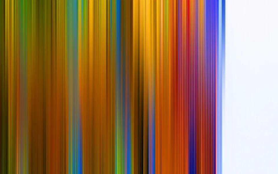 Vertikal verwischte Farbstreifen in Gelb, Orange, Rot, Blau und Violett, die von links nach rechts in eine helle, fast weiße Fläche am rechten Rand übergehen.