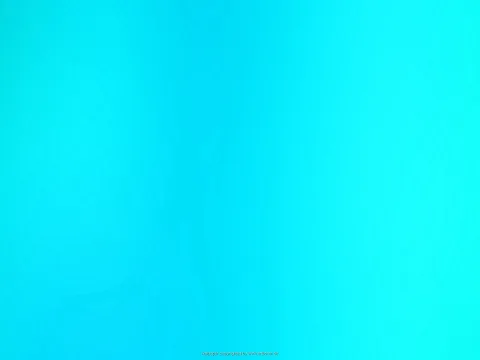 Gleichmäßiger Farbverlauf in Türkis und Hellblau mit feinen, leicht geschwungenen Streifen, unten mittig winziger Schriftzug.