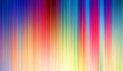 Abstrakte Komposition aus vertikalen, verwischten Farbstreifen in Blau, Rot, Orange, Pink und Gelb, die von unten hell leuchten.