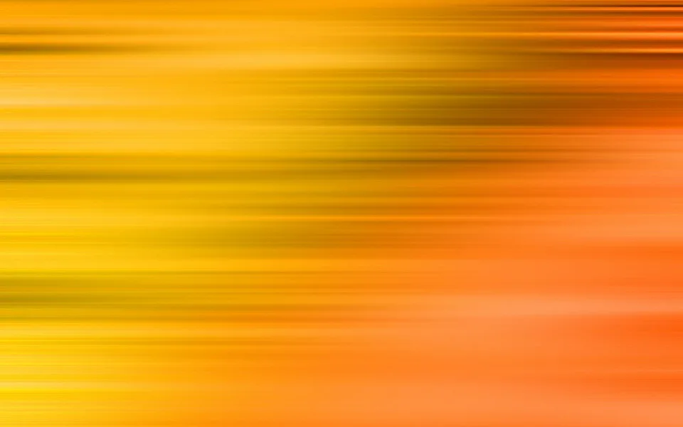 Abstrakte horizontale Streifen aus verwischten Farbverläufen in Gelb, Gold und Orange, dunklere Schlieren ziehen sich von links nach rechts.