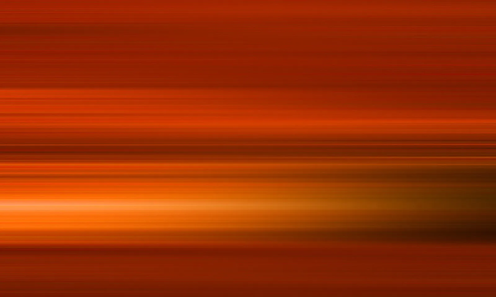 Horizontal verlaufende, orangerote Streifen mit einem hellen, leuchtenden Band im unteren Drittel, das nach rechts in dunkles Braun übergeht.