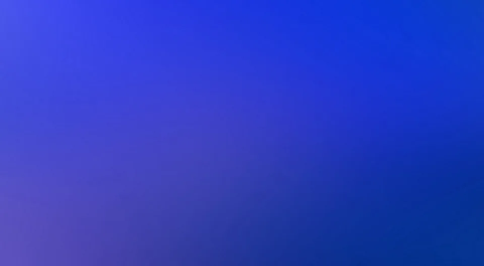 Weicher Farbverlauf von hellem Blau oben links zu dunklem Indigo unten rechts, ohne erkennbare Motive.