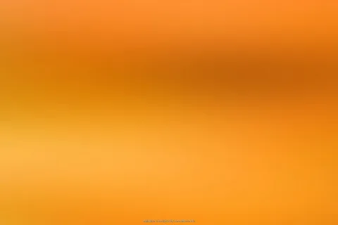 Unscharfer Verlauf in Orange und Gelb, oben dunkler, unten heller, ohne erkennbare Motive.