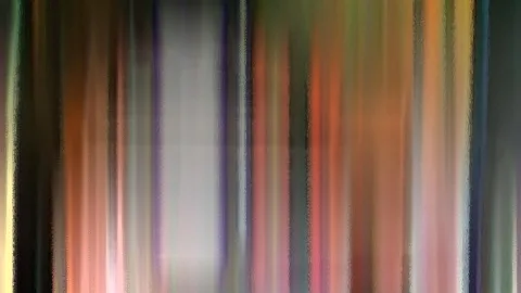 Abstrakte, unscharf verwischte senkrechte Streifen in Orange, Rosa, Violett, Grau und Dunkelgrün.