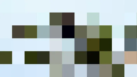 Pixeliges Mosaik aus hellblauen, grauen und dunkelgrünen Feldern, oben eine helle Fläche und unten einzelne beige Blöcke.