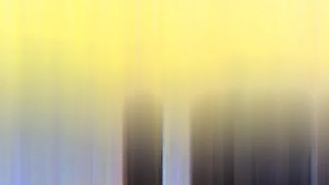 Verwischte vertikale Streifen in Gelb, Lavendel und Grau, im unteren Mittelteil zwei dunkle, senkrechte Formen.