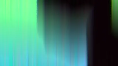 Senkrecht verwischte Farbverläufe in Grün, Türkis und Blau, rechts in fast schwarze Flächen übergehend.