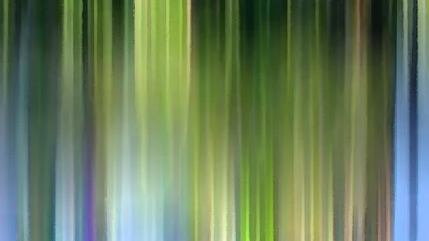 Abstrakte Komposition aus senkrechten, verwischten Streifen in Grün-, Blau- und Gelbtönen, die wie ein Wald aus Lichtbahnen wirkt.