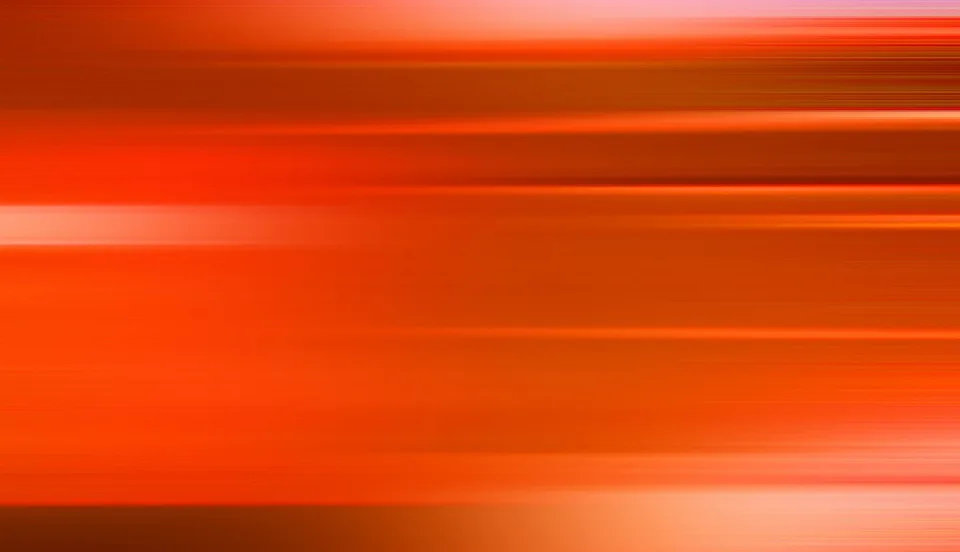 Abstrakte horizontale Streifen in Orange- und Rottönen mit hellen rosafarbenen Akzenten, wie bei einer seitlichen Bewegungsunschärfe.