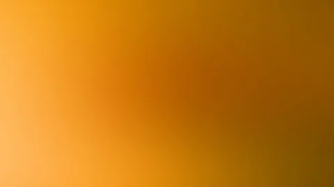 Weicher Farbverlauf in Orange und Ockergelb, heller links unten und dunkler rechts oben in Richtung Rotbraun.