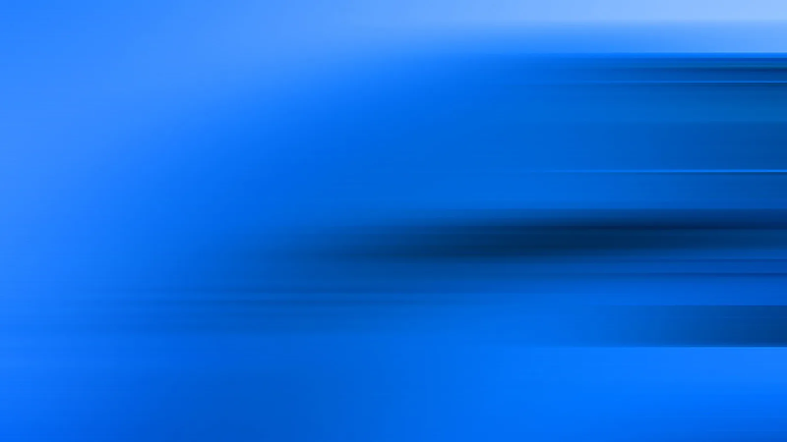Abstrakter Hintergrund aus blauen, horizontal verwischten Streifen, rechts ein dunkler Streifen in der Bildmitte.