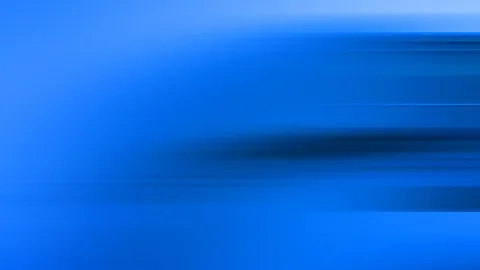 Abstrakter Hintergrund aus blauen, horizontal verwischten Streifen, rechts ein dunkler Streifen in der Bildmitte.