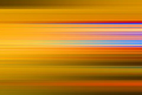 Horizontale, verwischte Streifen in Orange, Gelb und Rot, mit einzelnen blauen und violetten Linien.