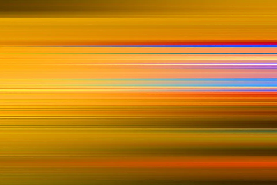 Horizontale, verwischte Streifen in Orange, Gelb und Rot, mit einzelnen blauen und violetten Linien.