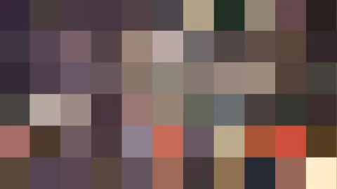Quadratisches Pixelmosaik aus gedeckten Braun-, Mauve- und Grautönen mit wenigen roten, grünen und cremefarbenen Akzenten.