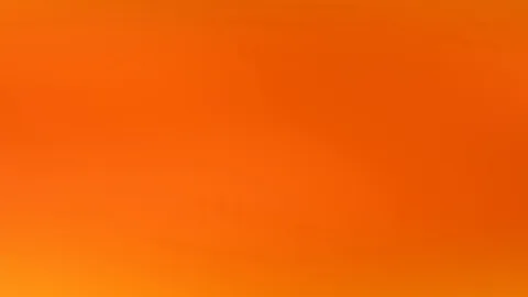 Unscharfer Verlauf in Orange, von hellerem Gelb am unteren Rand zu tieferem Rotorange oben.