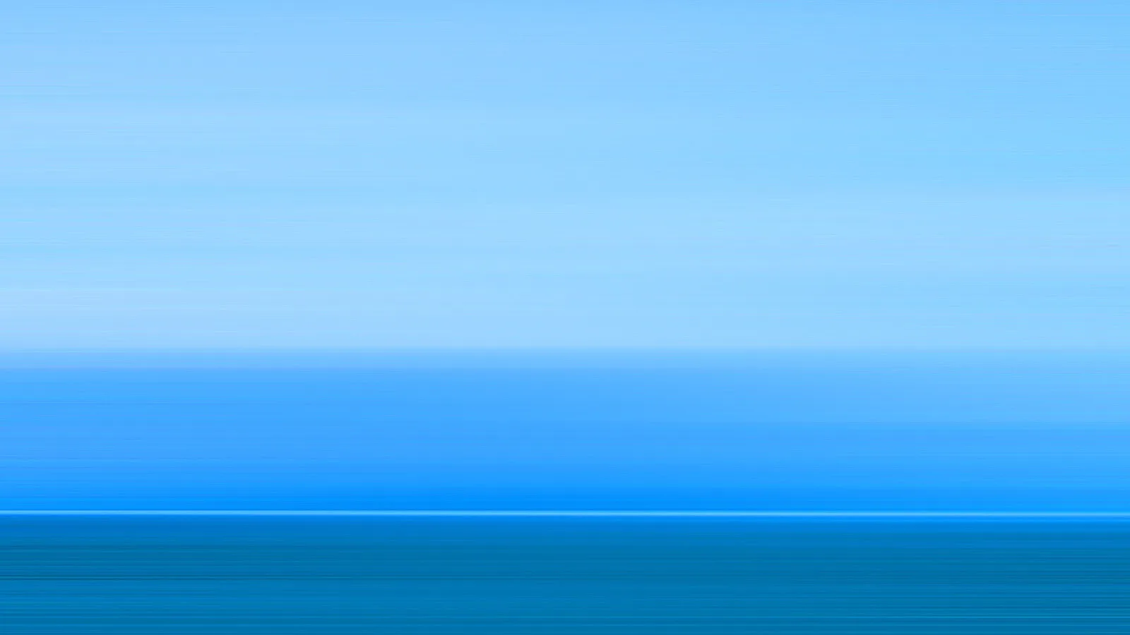 Horizontal verwischte Bahnen in Blau- und Türkistönen; oben hellblauer Himmel, darunter ein dunkleres Blau mit einer hellen Linie am Horizont und einer dunkleren Fläche am unteren Rand.