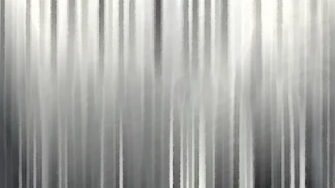 Abstraktes Bild aus grauen, senkrechten Schlieren mit hellen und dunklen Streifen, leicht verwischt und malerisch.