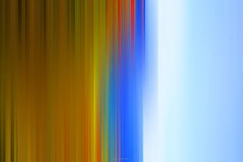 Abstrakte Komposition aus vertikalen, verwischten Streifen: links dominieren Ocker- und Goldtöne, in der Mitte treten Rot, Gelb und Blau hervor, rechts gehen sie in helles Hellblau und Weiß über.