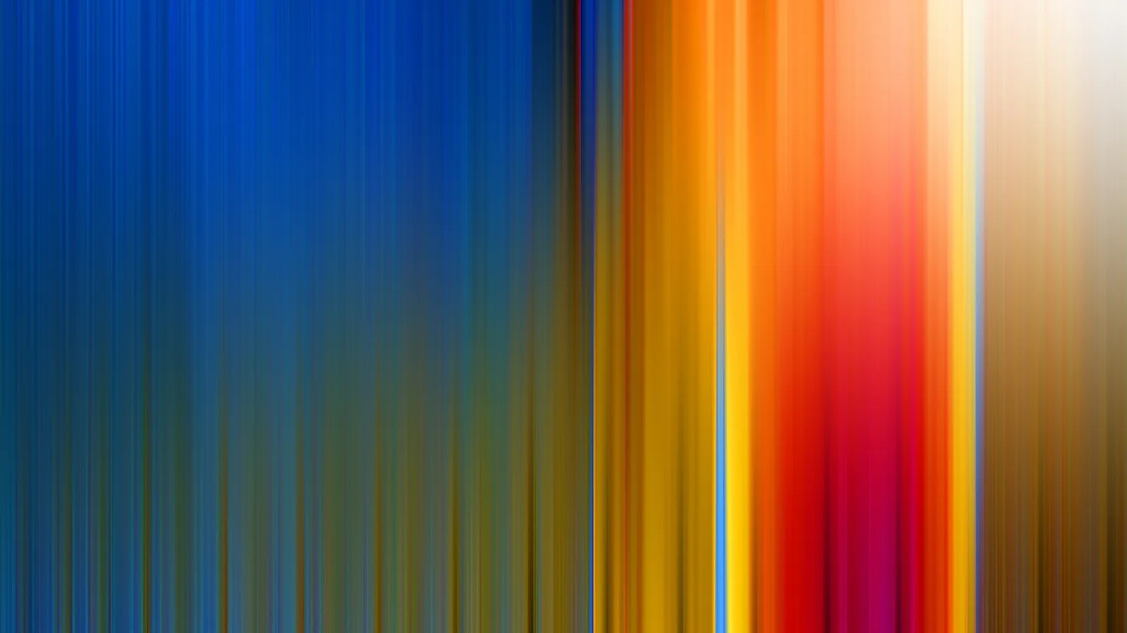 Abstrakte Komposition aus senkrechten, verwischten Streifen: links dominiert Blau, in der Mitte Gelb und Orange, rechts Rot und helles Beige.