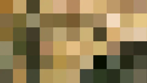 Abstraktes Mosaik aus quadratischen Farbfeldern in Ocker, Olivgrün, Beige und Dunkelbraun.