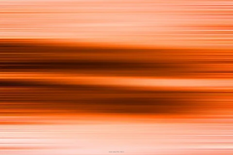 Abstrakte horizontale Streifen in Orange, Rot und Dunkelbraun, die wie Bewegungsunschärfe wirken.
