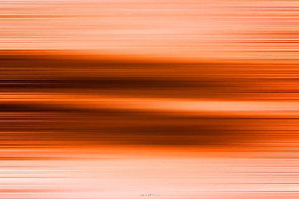 Abstrakte horizontale Streifen in Orange, Rot und Dunkelbraun, die wie Bewegungsunschärfe wirken.