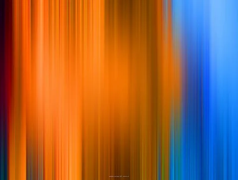Abstrakte vertikale Streifen aus verwischten Farben: links und mitte warmes Orange bis Braun, rechts kräftiges Blau, am linken Rand ein dunkles Violett.