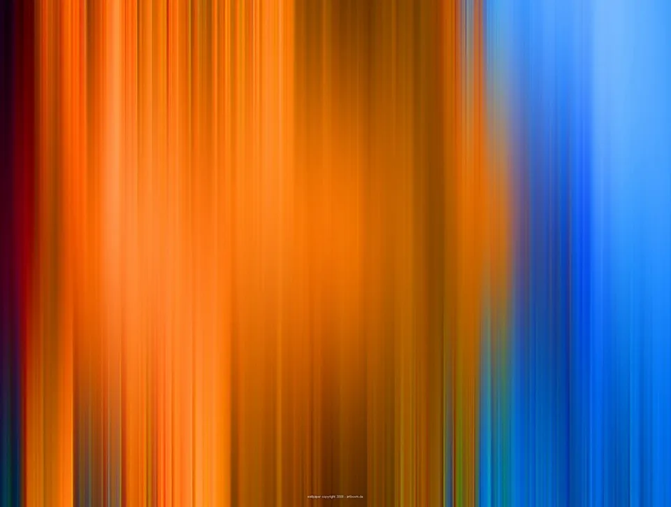 Abstrakte vertikale Streifen aus verwischten Farben: links und mitte warmes Orange bis Braun, rechts kräftiges Blau, am linken Rand ein dunkles Violett.