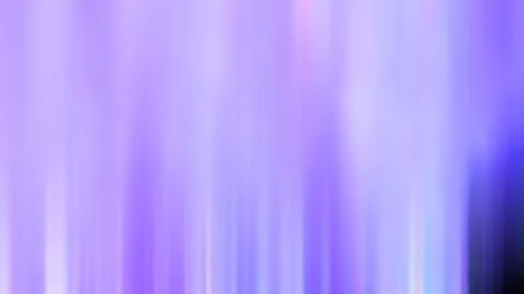 Abstrakte Komposition aus vertikalen, weich verwischten Streifen in Violett, Lavendel und Blau, rechts unten ein dunkler Schatten.