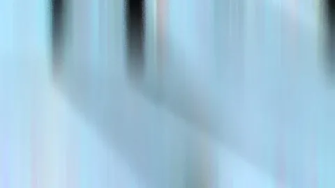 Verwaschene vertikale Schlieren in Hellblau und Grau, dazwischen zwei dunkle Streifen oben im Bild.