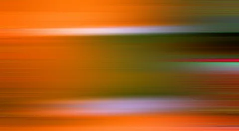 Abstrakte Komposition aus horizontalen Streifen in Orange, Grün und Violett, die wie eine verwischte Bewegungsaufnahme wirken, mit einem weißen und einem roten Lichtstreifen.