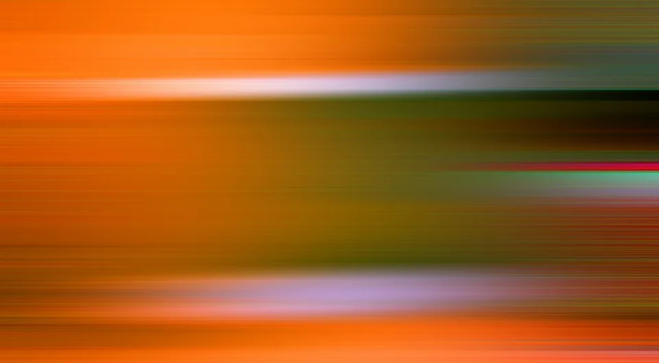 Abstrakte Komposition aus horizontalen Streifen in Orange, Grün und Violett, die wie eine verwischte Bewegungsaufnahme wirken, mit einem weißen und einem roten Lichtstreifen.