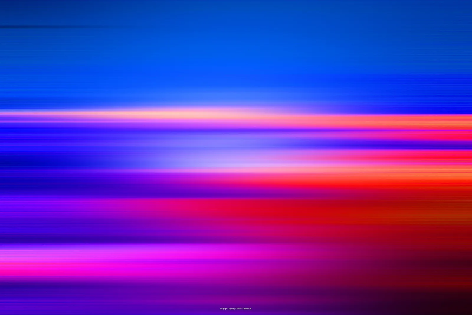 Horizontal verwischte Lichtstreifen, die von Blau über Violett und Pink bis zu Rot verlaufen