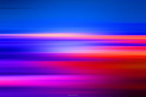 Horizontal verwischte Lichtstreifen, die von Blau über Violett und Pink bis zu Rot verlaufen