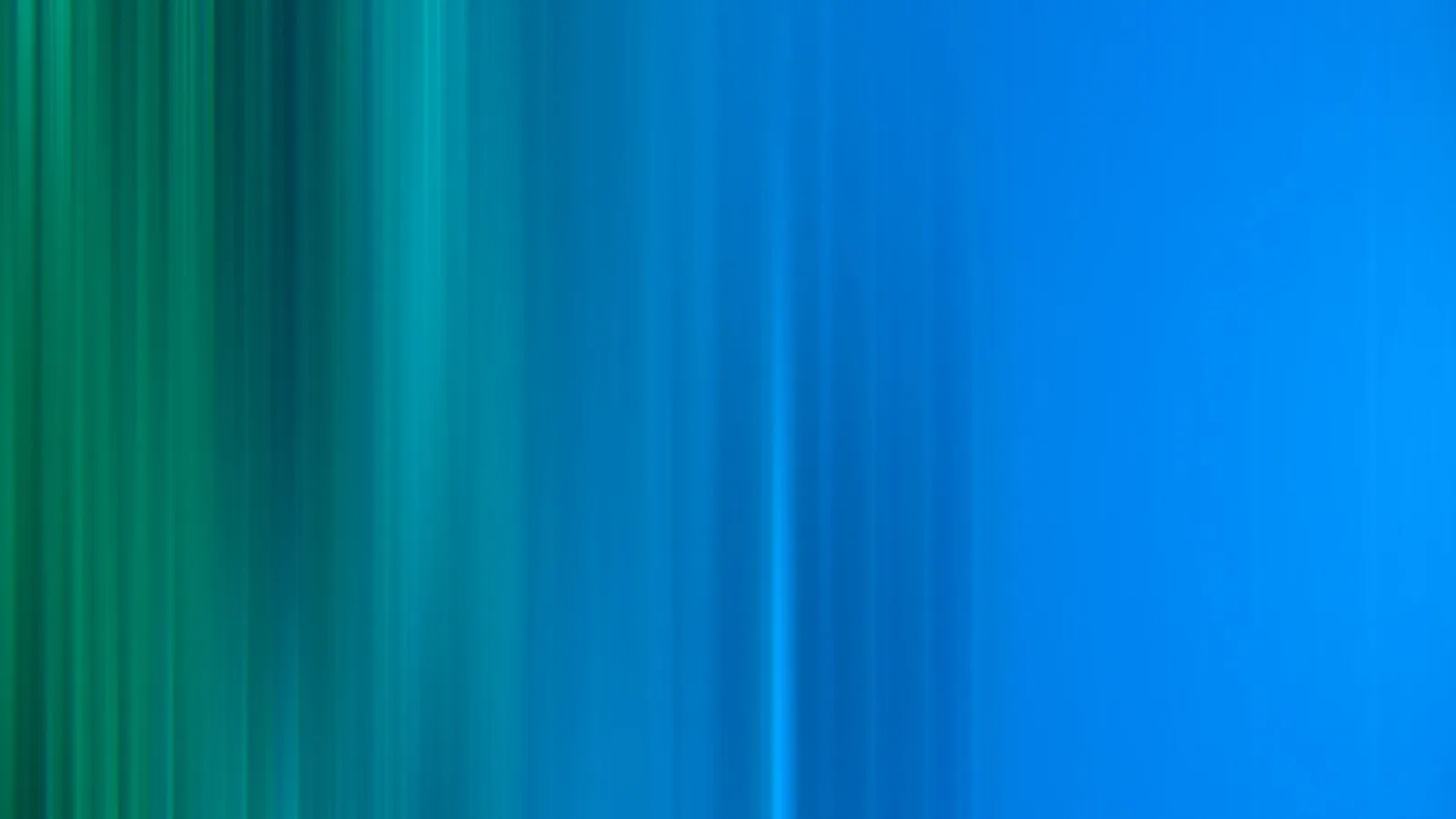 Abstrakte Komposition aus senkrechten, verwischten Streifen, die von Grün links in Blau nach rechts übergehen.