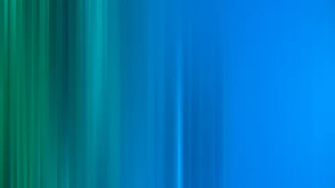 Abstrakte Komposition aus senkrechten, verwischten Streifen, die von Grün links in Blau nach rechts übergehen.
